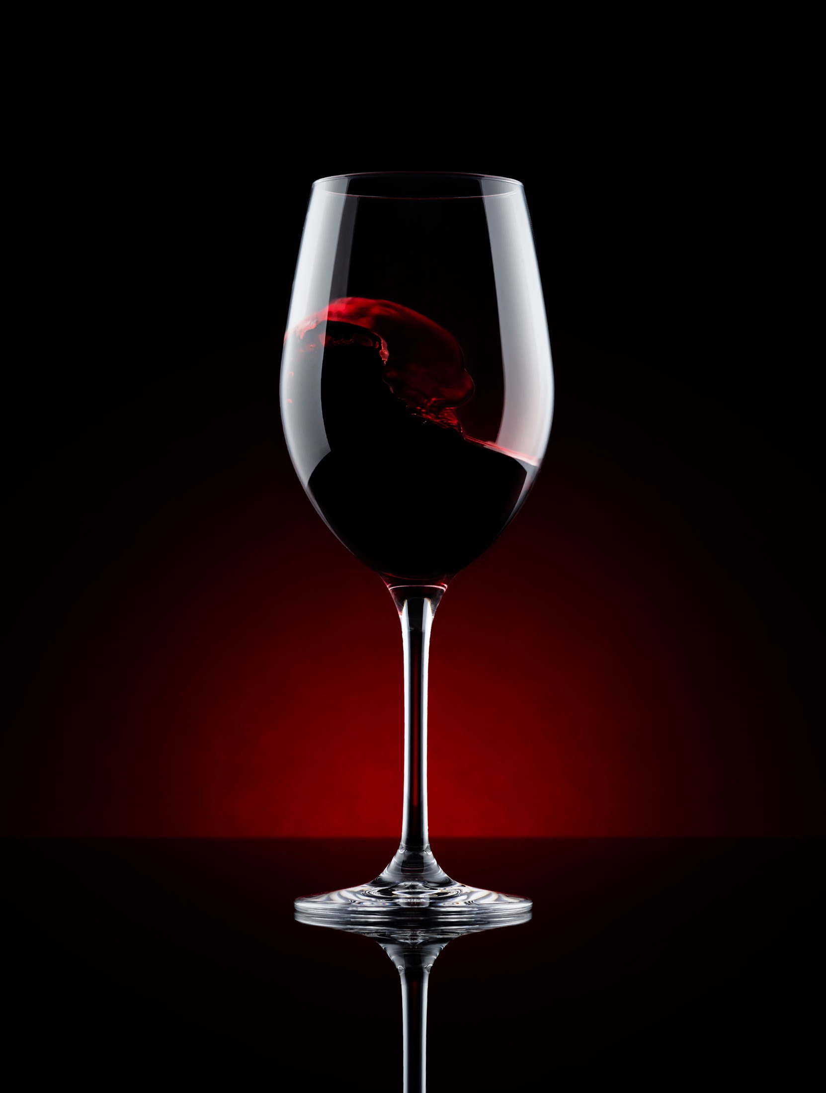 AaronVan_commercial_wine_photography_splash_pour_swirl